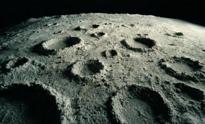 Откуда на «светлой стороне» Луны такие огромные кратеры?