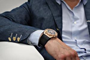 На какой руке носить часы: приметы и значения На какой руке носят часы мужчины
